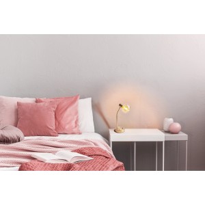 Näve Tischleuchte Libby, 39 cm, goldfarben, auf Nachttisch neben Bett.