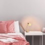 Näve Tischleuchte Libby, 39 cm, goldfarben, auf Nachttisch neben Bett.