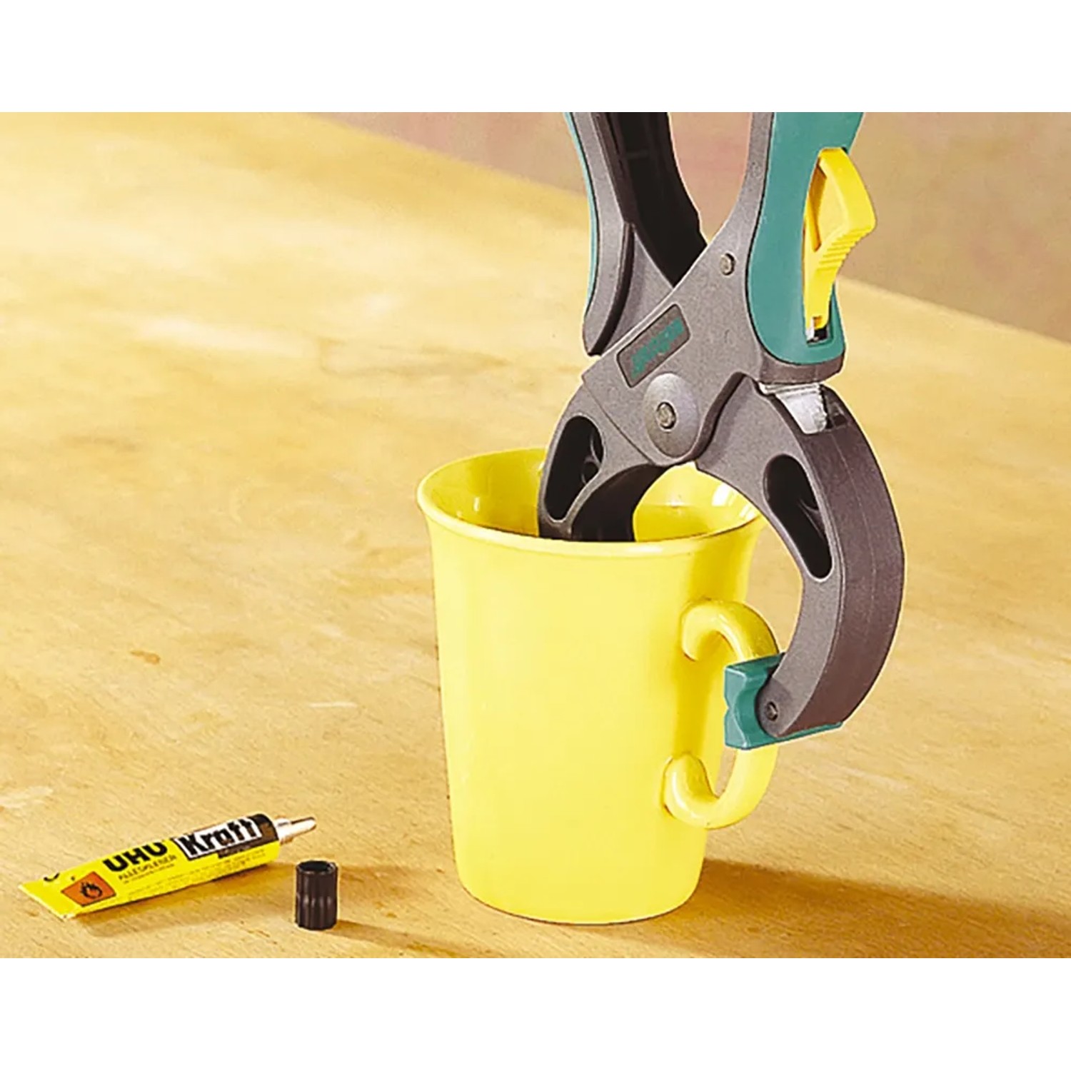 Wolfcraft Ratschenspannzwinge FZR 5 cm spannt gelbe Tasse. Spannwerkzeug mit rutschsicheren Griffschalen.