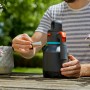 Gardena Drucksprüher 1,25 l beim Befüllen auf einem Gartentisch.