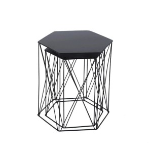 Zwei schwarze, moderne Svita Harpa Beistelltische mit sechseckigen Platten und geometrischem Drahtgestell, ineinander geschoben.