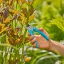 Gardena EasyCut Gartenschere in Aktion: Hand schneidet Trieb im Garten. Präzise, ergonomisch, zuverlässig.