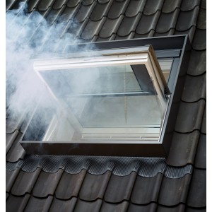 Geöffnetes, weißes Velux Rauchabzugsfenster GGU SK06 auf einem dunklen Ziegeldach mit Rauch.