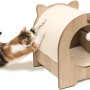 Katze kratzt an Vesper Katzenhöhle Minou in Eichenoptik mit Kratzmatte und Kissen.
