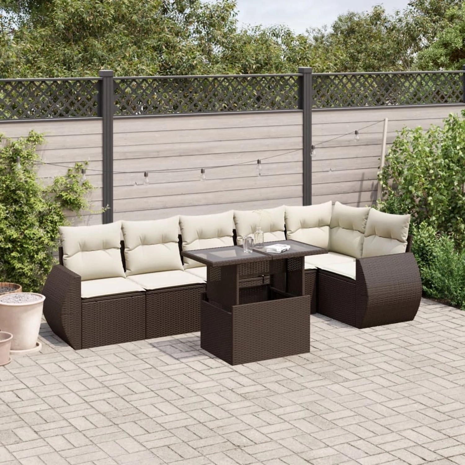 Braune 7-tlg vidaXL Garten-Sofagarnitur aus Poly Rattan mit cremefarbenen Kissen und Tisch.