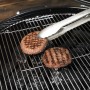 Rösle Grillzange (40 cm) aus Edelstahl wendet Burger auf Grill.