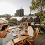 Enders Elektrogrill eUrban 2 Mobil mit Freunden auf Dachterrasse. Kompakter Grill für urbanes Grillen.