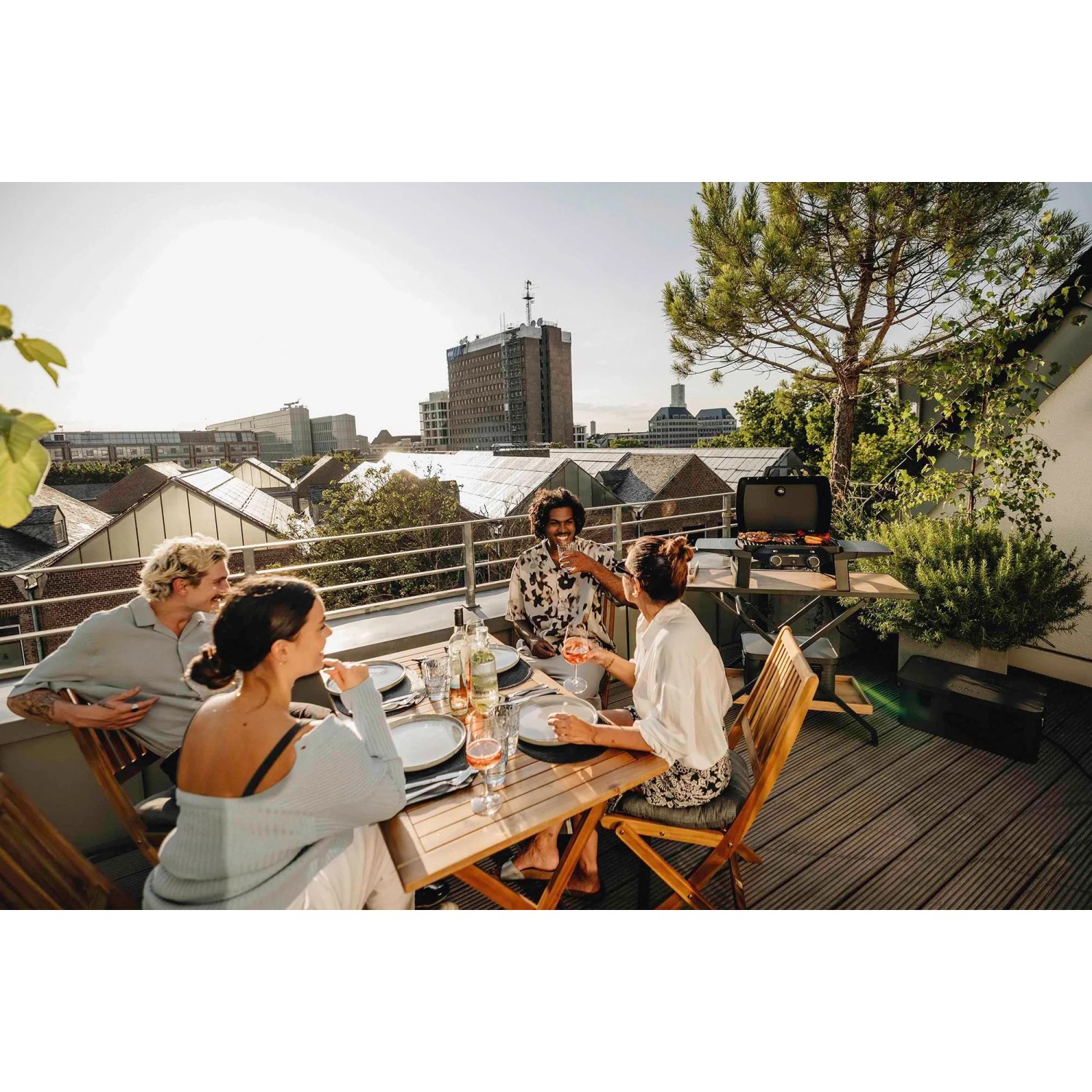 Enders Elektrogrill eUrban 2 Mobil mit Freunden auf Dachterrasse. Kompakter Grill für urbanes Grillen.