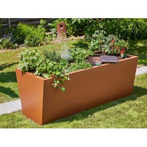 Gutta Hochbeet Valenta 150 in Rostoptik, bepflanzt mit Gemüse und Kräutern im Garten.