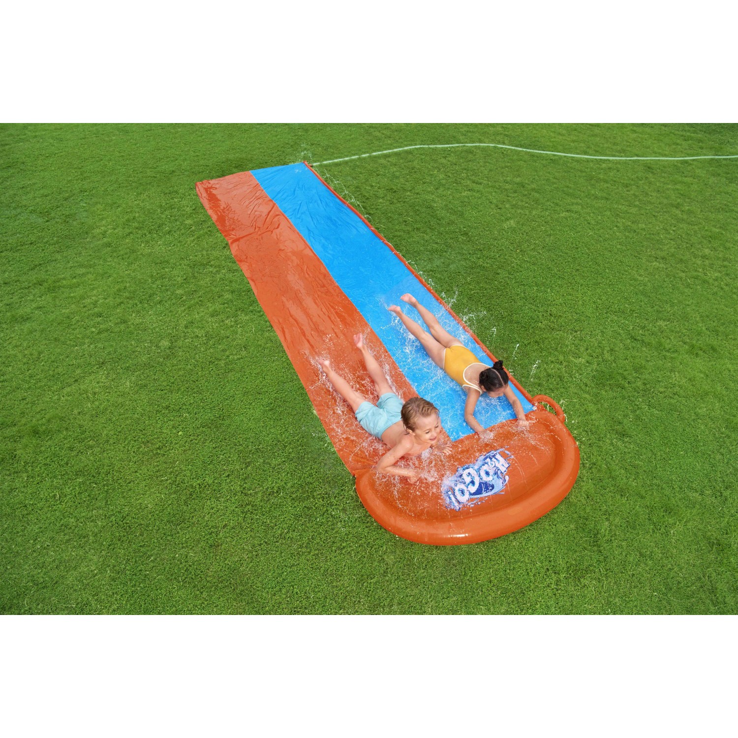 Bestway H2OGO! Wasserrutsche für 2 Personen im Garten mit Kindern beim Rutschen.