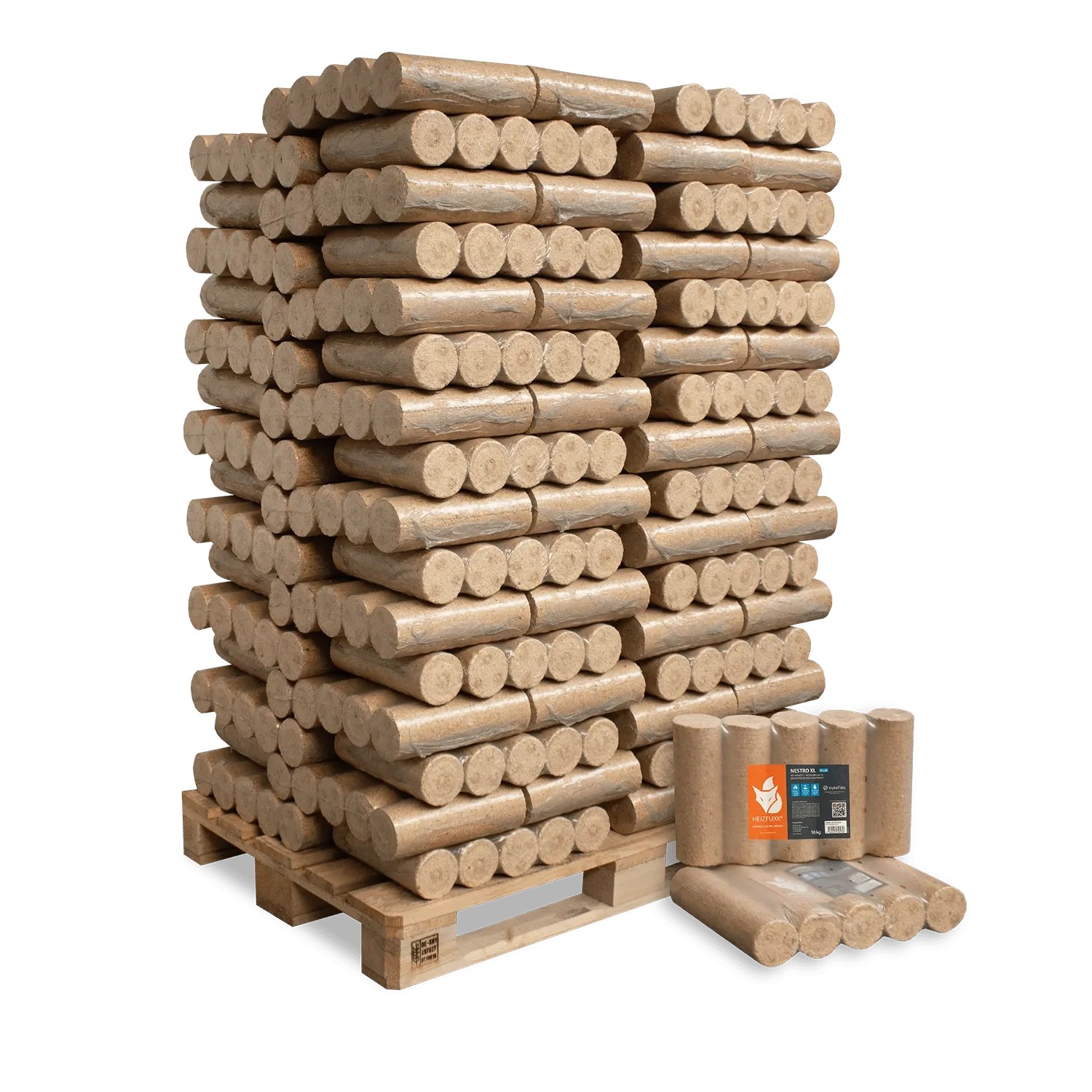 Große Palette Heizfuxx Nestro XL Blue Holzbriketts, zylindrisch, hellbraun, in Folie verpackt, auf Holzpalette gestapelt.