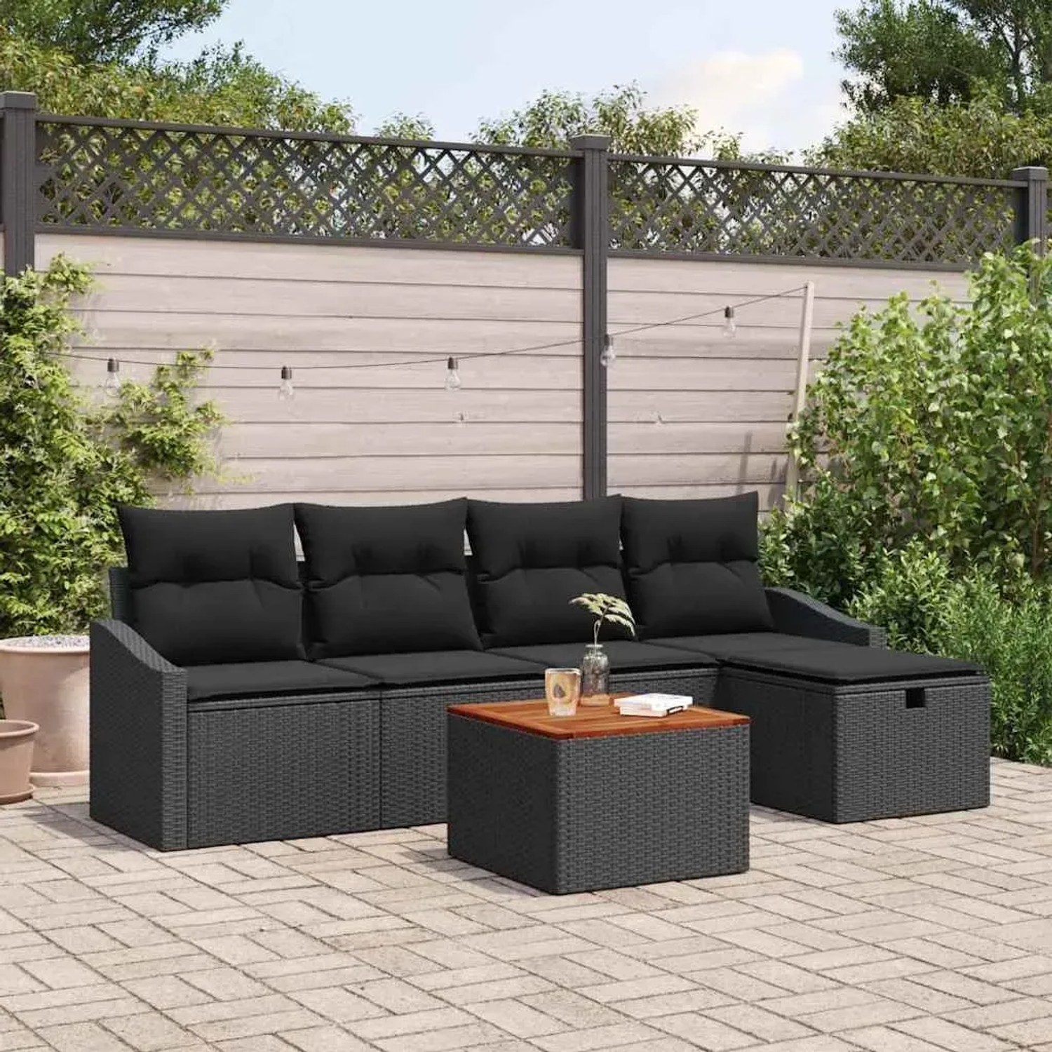 Schwarzes 6-tlg. vidaXL Garten-Sofa-Set aus Poly Rattan mit Kissen und Tisch.
