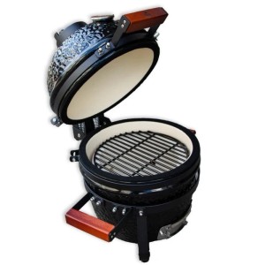 Schwarzer BBQ First Keramik Tischgrill mit offenem Deckel, Grillrost. Kompakter Kamado Grill für Balkon & Terrasse.