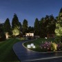 Beleuchteter Gartenweg mit Paulmann Outdoor Neon Stripe RGB, Teil des Plug & Shine Systems.