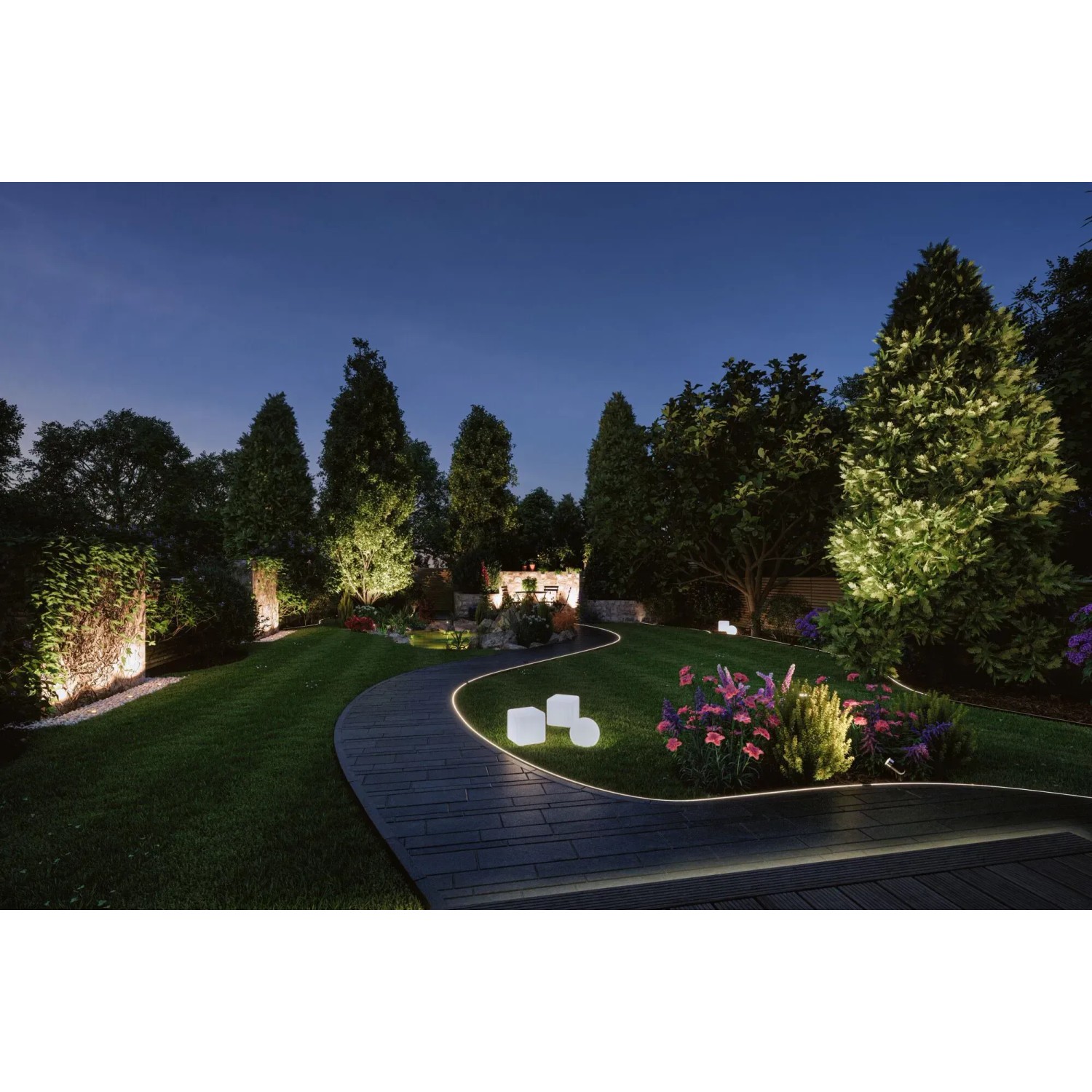Beleuchteter Gartenweg mit Paulmann Outdoor Neon Stripe RGB, Teil des Plug & Shine Systems.
