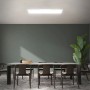 Weiße Brilo Wohnzimmerlampe Simple mit Spritzwasserschutz und neutralweißem Licht über Esstisch.