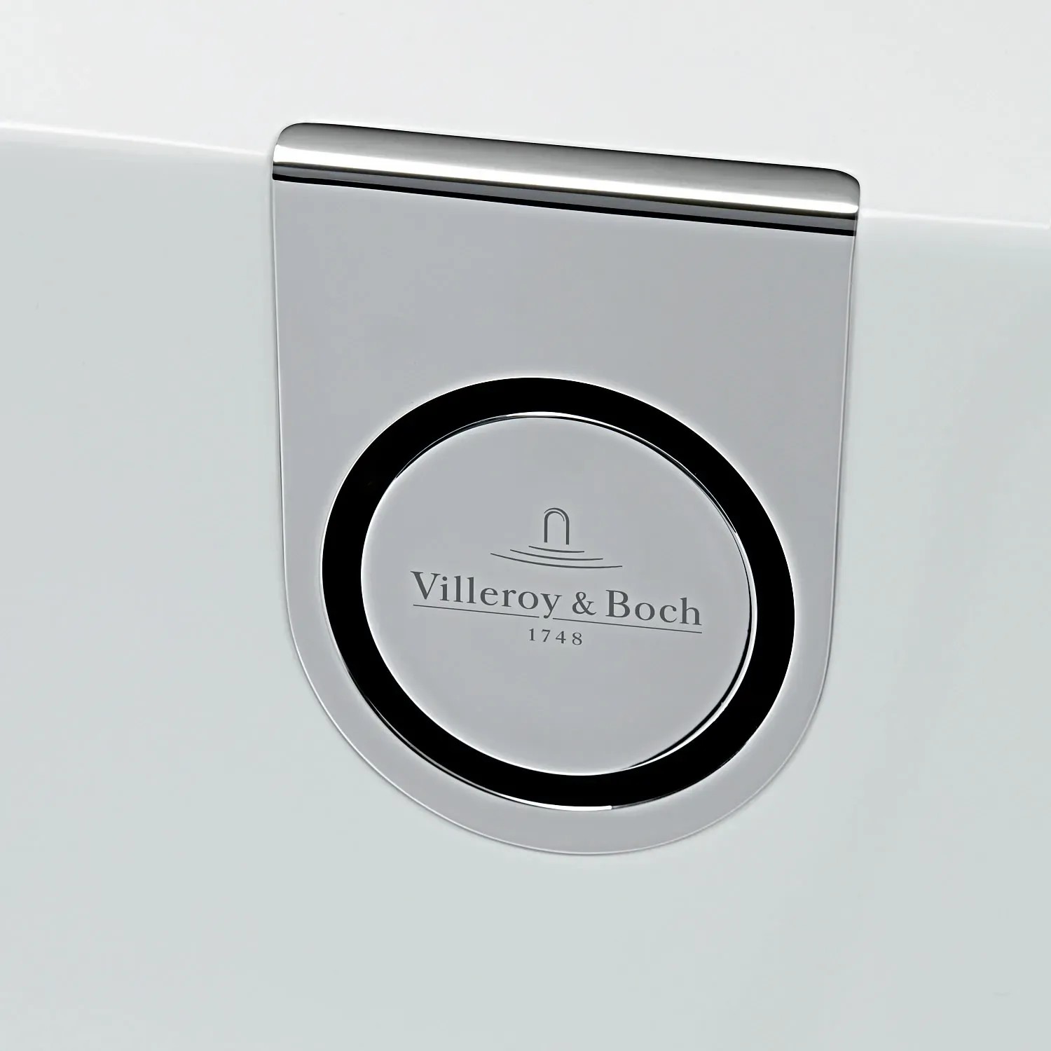 Detailaufnahme: Villeroy & Boch Oberon 2.0 Badewanne, weiß, mit Chrom-Überlaufgarnitur.