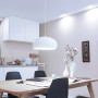 Philips LED E27 Leuchtmittel, 9,5W, warmweiß, in Küche über Esstisch.