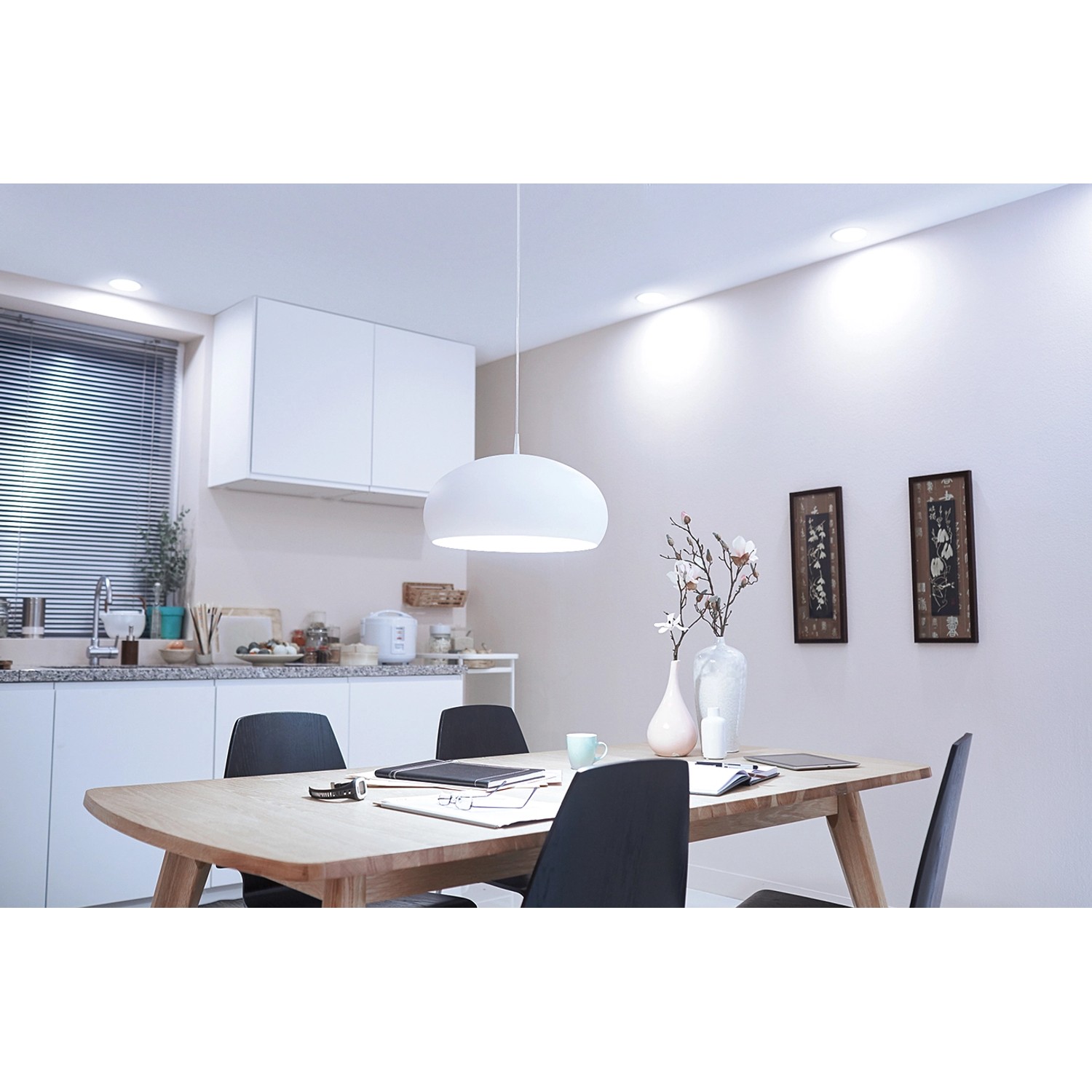 Philips LED E27 Leuchtmittel, 9,5W, warmweiß, in Küche über Esstisch.