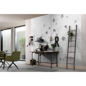 Wohnraum mit Komar Fototapete Salty Sea mit Palmenmotiv in Grau- und Weißtönen.