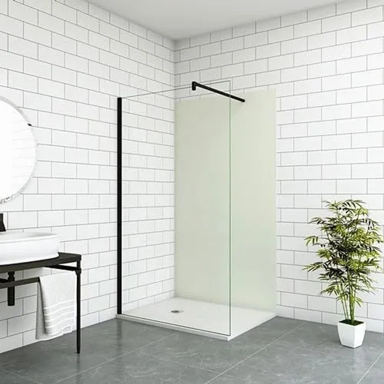 Begehbare Dusche mit elfenbeinweißer Duschwand (120x210cm) und schwarzem Rahmen vor weißer Wand.