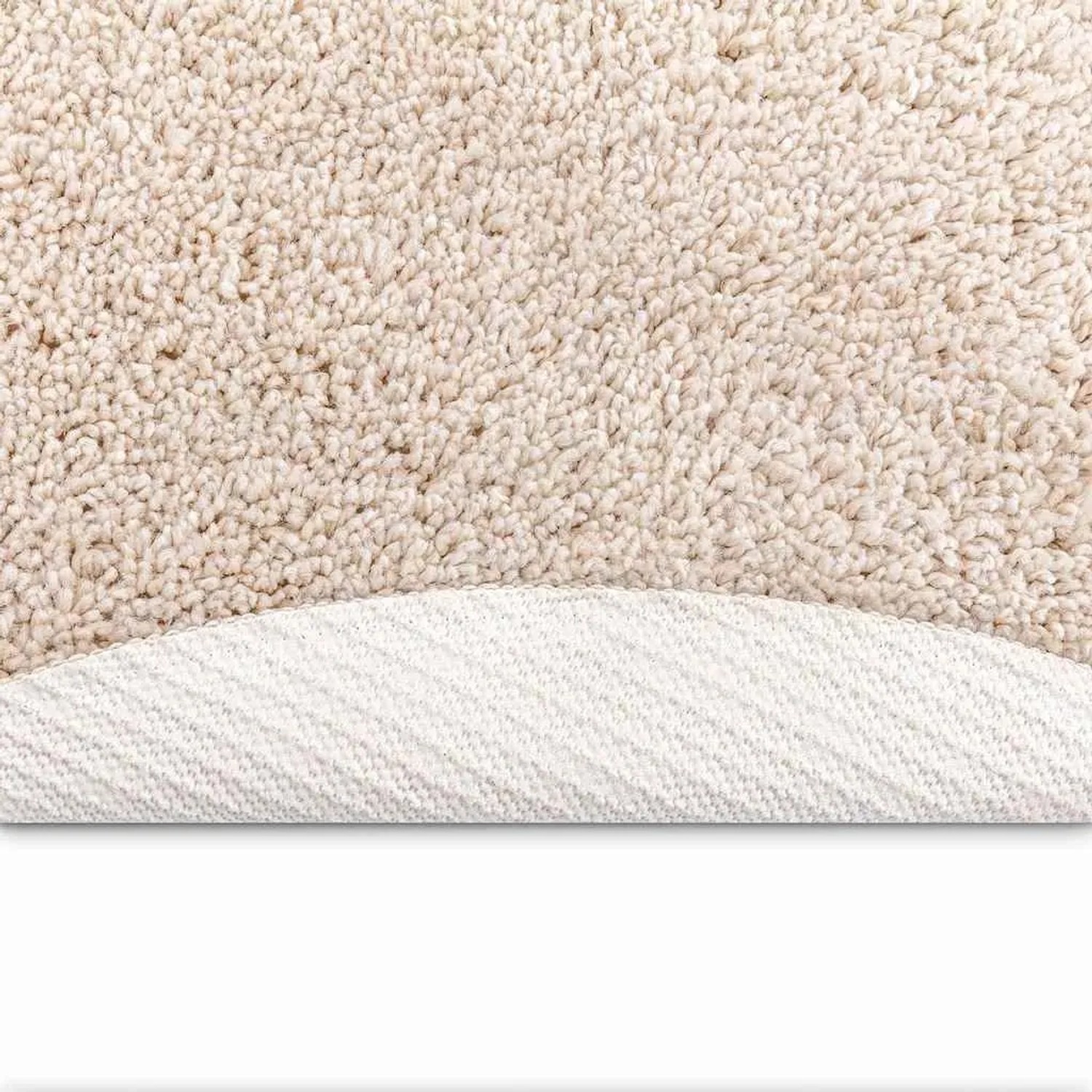 Cremefarbener Hochflor Shaggy Teppich mit weicher Oberfläche und sichtbarer Anti-Rutsch-Unterseite aus PP.