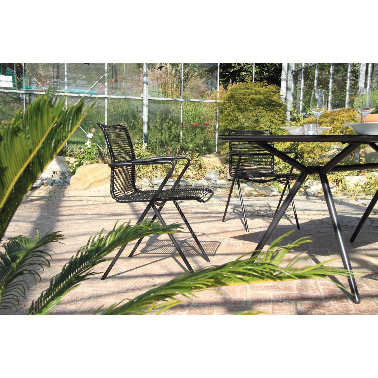 Acamp Gartenmöbel-Set Alpha: 4 Stapelsessel, 1 Glastisch in Anthrazit-Cemento. Modernes Design für Garten und Terrasse.