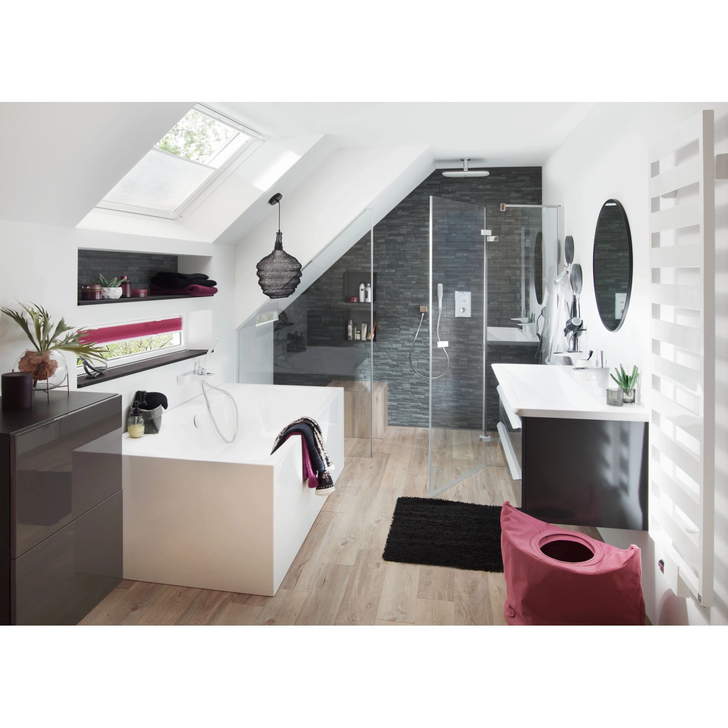 Badezimmer mit Verblender UltraStrong Bologna Schiefer Schwarz als Wandverkleidung.