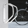 Robuste, schwenkbare Fahrradwandhalterung aus verzinktem Metall an heller Wand. Platzsparender Fahrradständer.