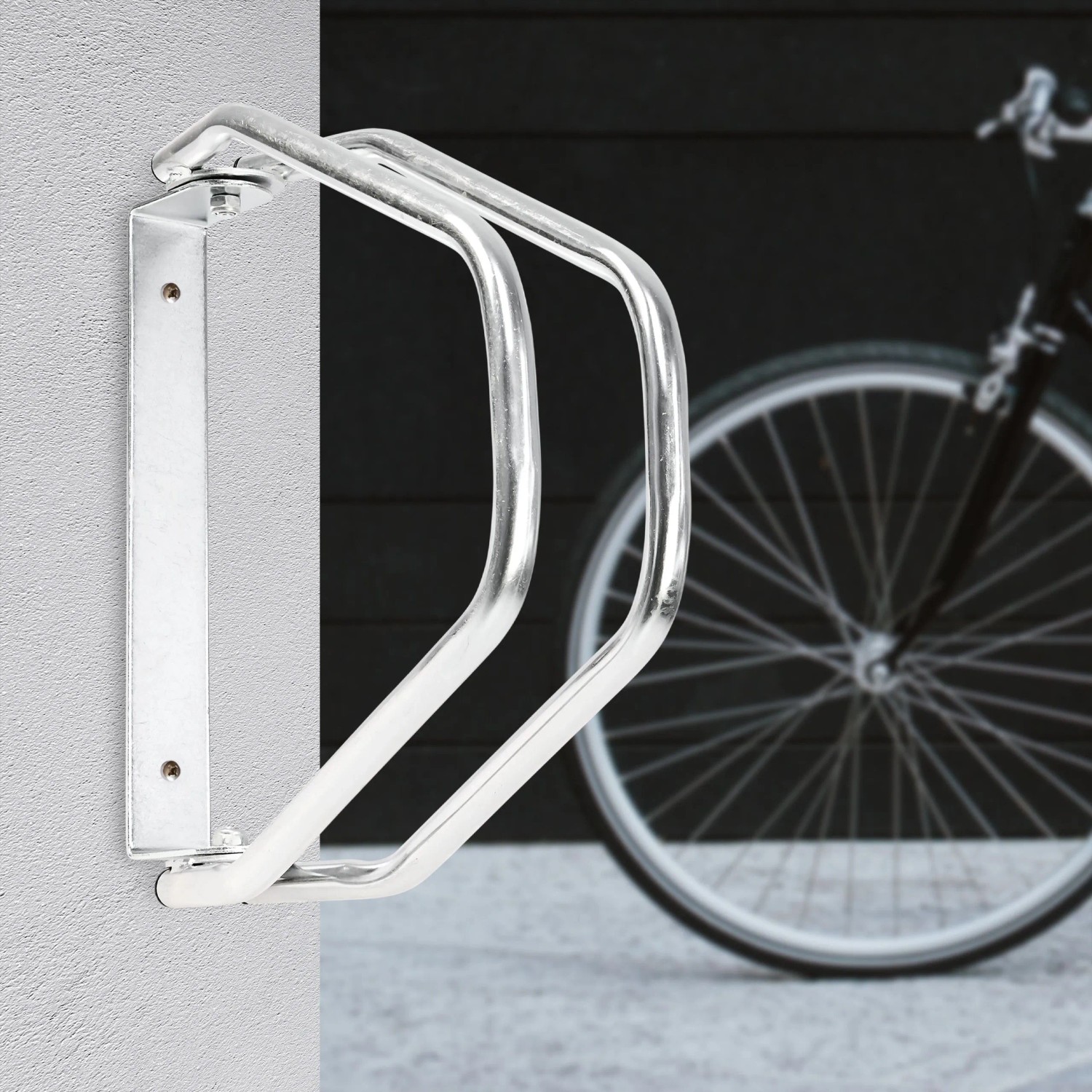 Robuste, schwenkbare Fahrradwandhalterung aus verzinktem Metall an heller Wand. Platzsparender Fahrradständer.