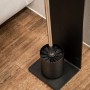 Schwarzer Toilettenbutler Puro mit WC-Bürstenhalter aus Aluminium auf Holzboden.