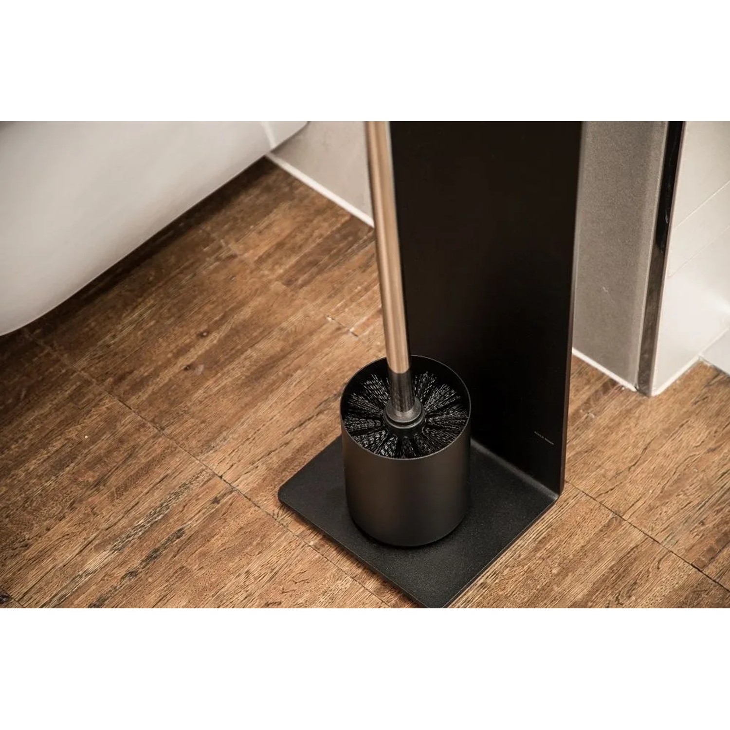 Schwarzer Toilettenbutler Puro mit WC-Bürstenhalter aus Aluminium auf Holzboden.