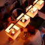 Philips Hue E14 Kerzen-Leuchtmittel im 2er-Pack über Esstisch mit Personen.