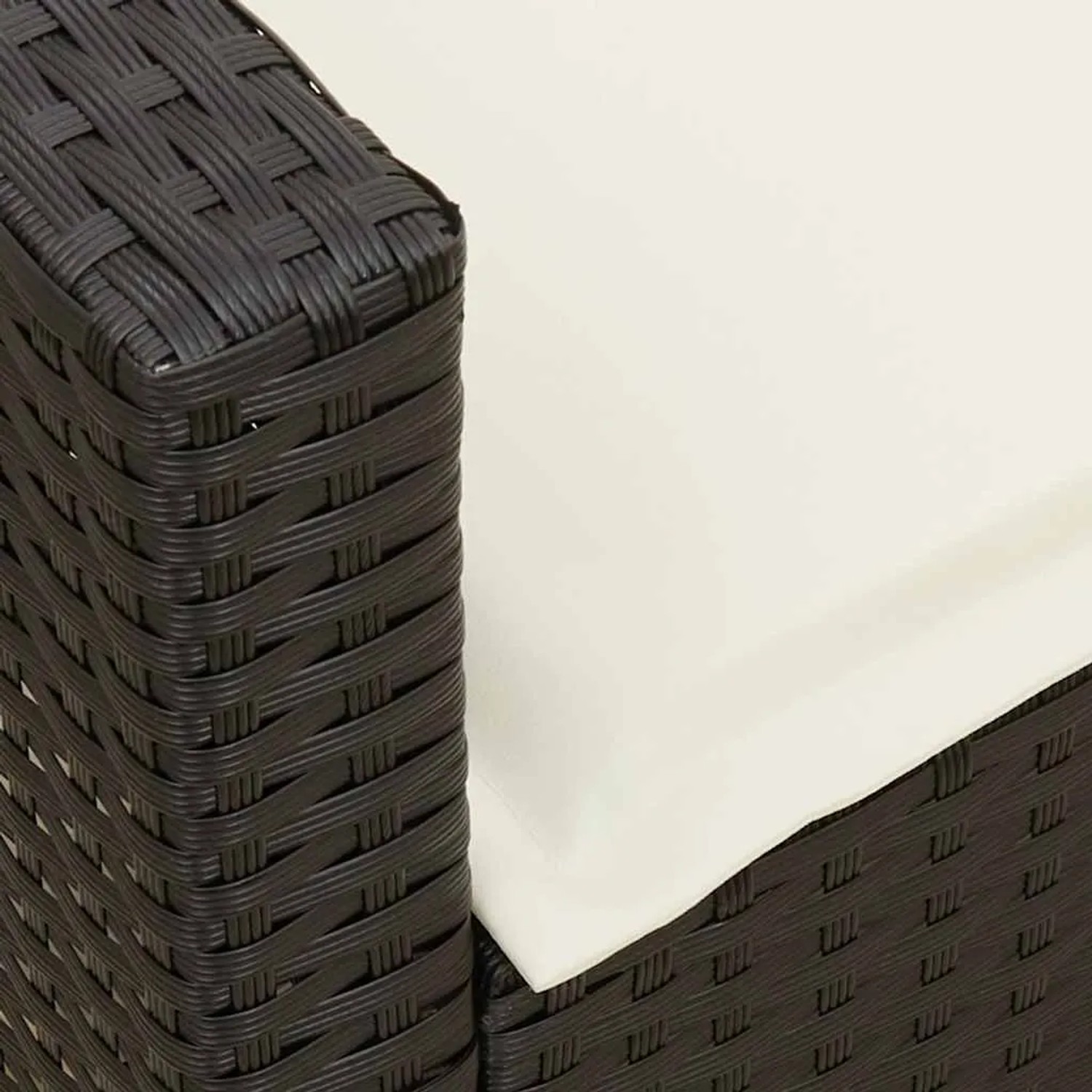 Detailaufnahme: Schwarze vidaXL Garten-Sofagarnitur aus Rattan mit cremefarbenen Kissen.