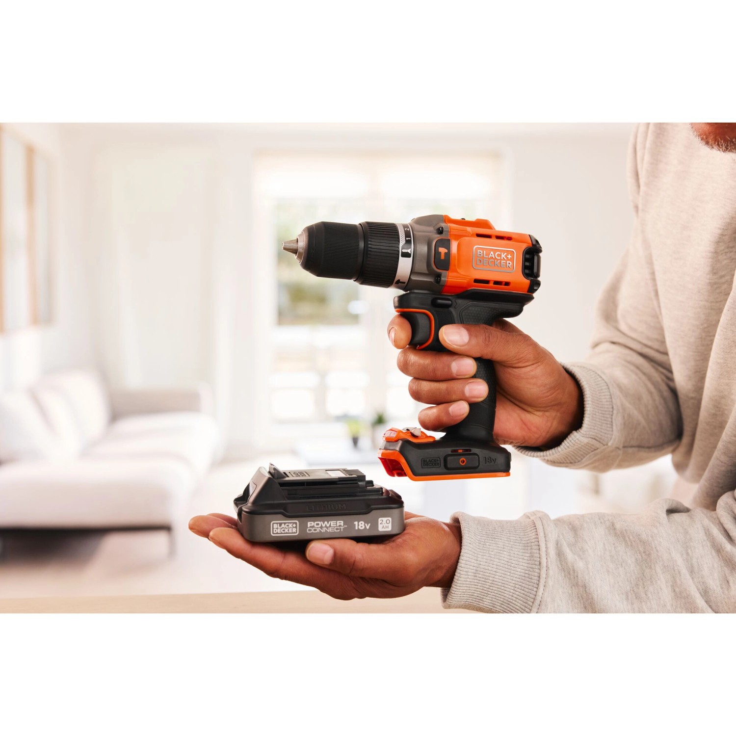Black+Decker Akku-Schlagbohrschrauber BCD383 18V mit Akku in Hand. Akkuschrauber für Heimwerker.