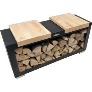Liegendes Holzlager aus Stahl, schwarz, mit Holzauflage als Sitzfläche, 54x119x39 cm.
