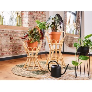 Runder Jute Teppich Natur-Grün (Ø 100 cm) mit Pflanzenständern und Gießkanne im Wohnraum.