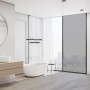Silberne, selbstklebende NYVI Spiegelfolie am Fenster eines modernen Bades, bietet Sicht- und Sonnenschutz.