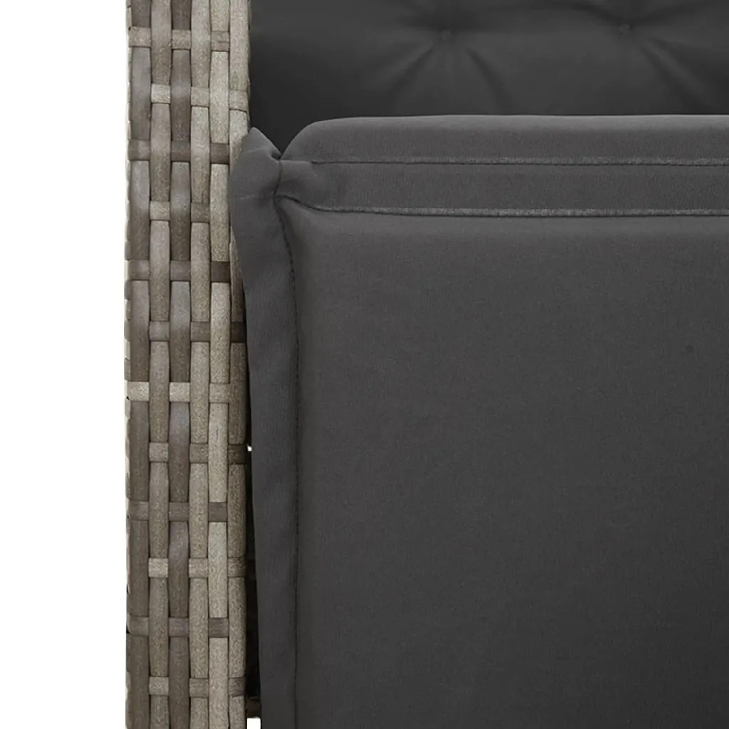 Detailaufnahme: Graue Gartenmöbel Essgruppe aus Polyrattan mit dunklen Kissen.