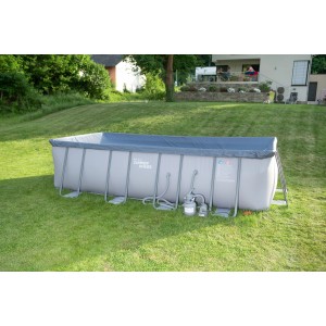 Summer Waves Pool Elite, anthrazitfarbener Stahlrahmenpool mit Zubehör auf Rasen.