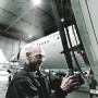 Mann arbeitet mit Wera Zyklop Speed-Knarrensatz an Flugzeug. Schlüssel & Abzieher Set für Profis.
