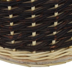 Detailaufnahme: Naturfarbener Weidenholzkorb für Kaminholz mit Trageriemen.