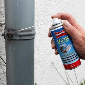 Anwendung von Ballistol Usta Werkstatt-Öl Spray zur Metallpflege und Rostschutz.