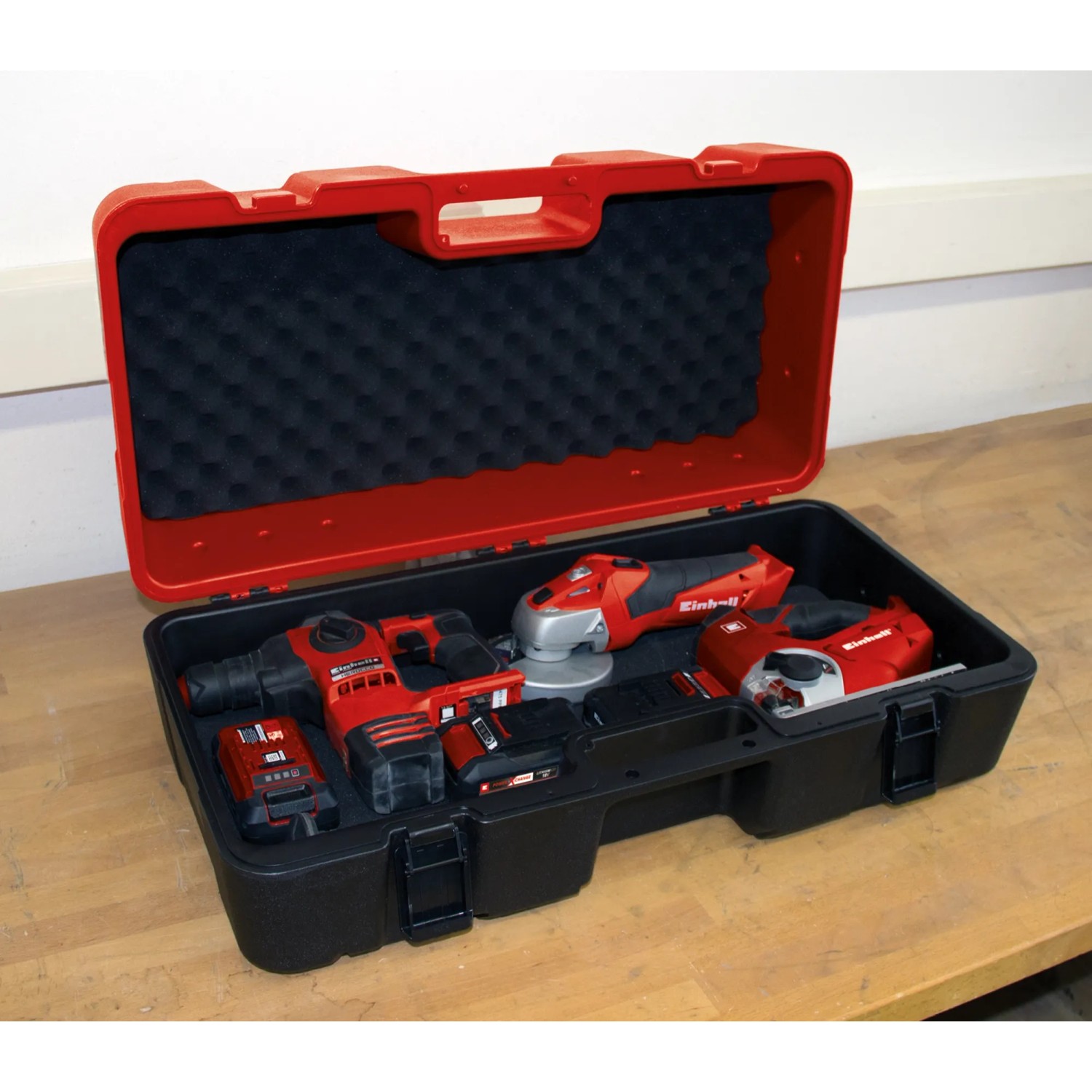Einhell E-Box L70/35 Werkzeugkoffer aus Kunststoff, gefüllt mit Werkzeugen.