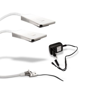 Zwei weiße SOTECH LUMINOSO LED Leseleuchten mit flexiblen Armen, silbernen Basen und Netzteil. Komplettset.