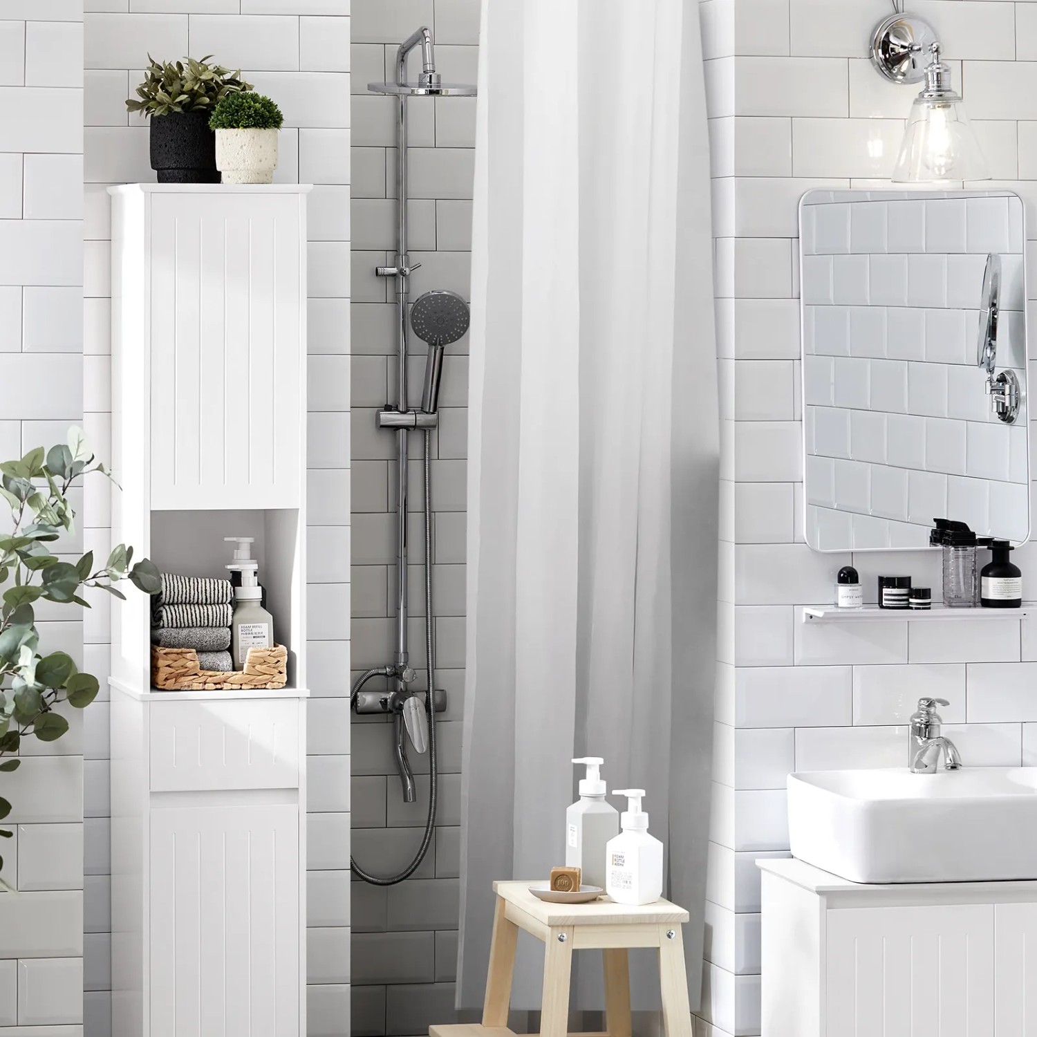 Weißer SoBuy Hochschrank BZR109-W als Teil eines Badmöbel-Sets im Badezimmer.