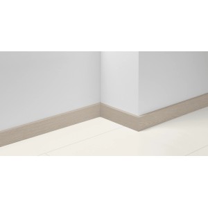 Parador Sockelleiste SL 18 D144 Eiche, 220cm, an einer weißen Wand und Boden befestigt.