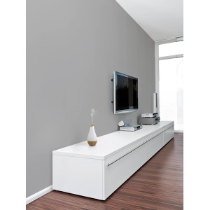 Luftbefeuchter mit Farbwechsel in Holzoptik auf einem weißen Sideboard im Wohnzimmer.