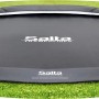 Schwarzes Salta Royal Baseground Trampolin (Ø 251 cm) im Garten integriert.