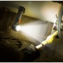 Energizer Hardcase Pivot Arbeitslampe im Einsatz, befestigt mit Magnetfuß.